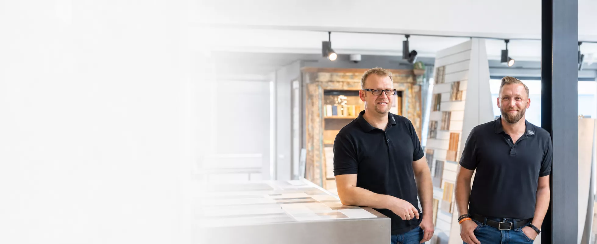 Hannes und Hermann im Ausstellungsraum von Clausen Naturstein
