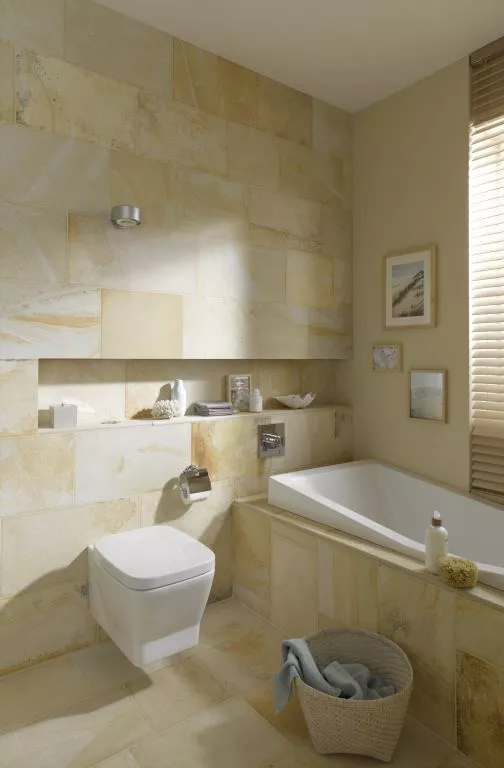 Heller Natursteinboden in einem Badezimmer