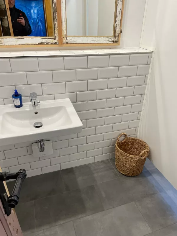 Badezimmer mit hellem Naturstein