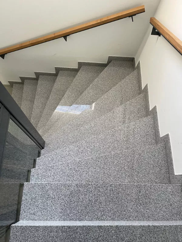 Treppe mit Natursteinstufen