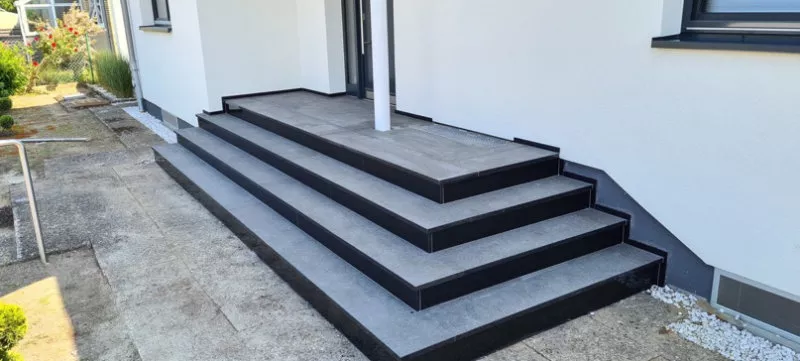 Außentreppe mit Steinstufen