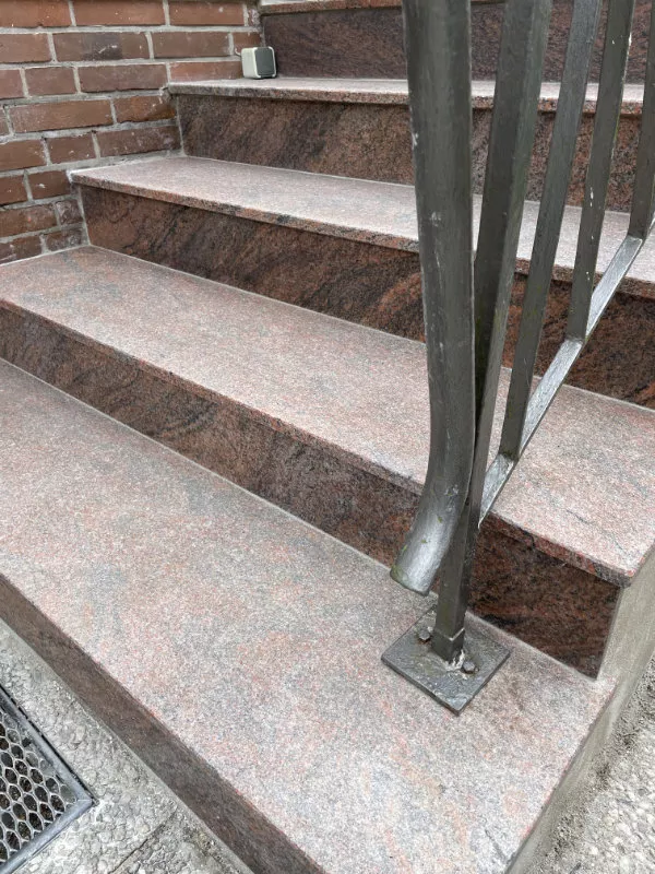 Treppe aus Multicolor-Granit
