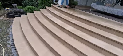Steinsanierung – sanierte Sandsteintreppe im Außenbereich